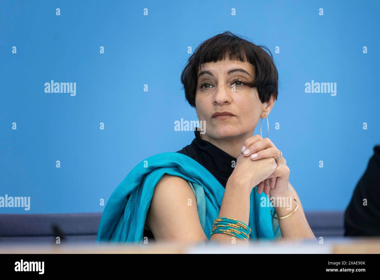 Tahera Ameer, direction de la Fondation Amadeu Antonio, a enregistré lors d'une conférence de presse à la Maison de la Conférence de presse fédérale sur le thème : alliances antisémites après le 7 octobre - rapport de situation de la société civile sur l'antisémitisme à Berlin, le 6 juin 2024. Banque D'Images