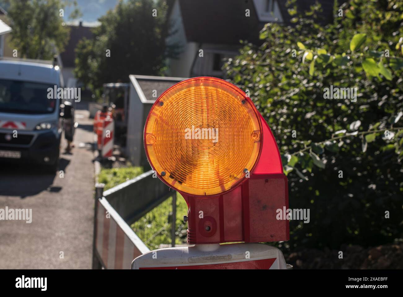 panneau réfléchissant de couleur orange au premier plan des travaux de construction routière Banque D'Images
