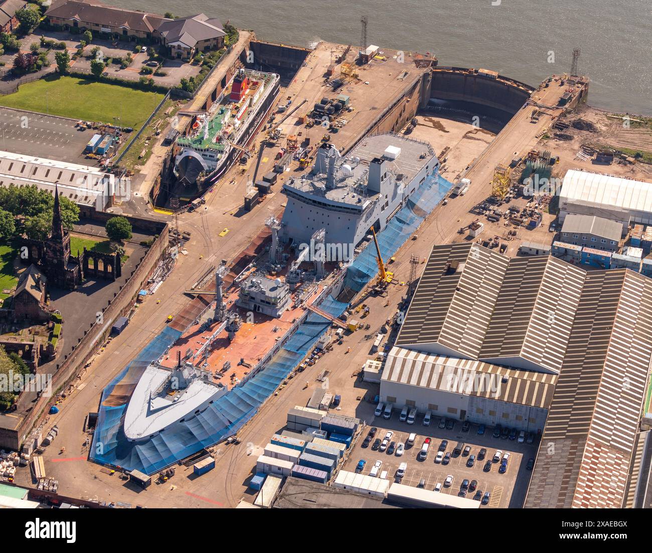 Photo aérienne de navires dans le chantier naval Cammell Laird prise à 1500 pieds Banque D'Images