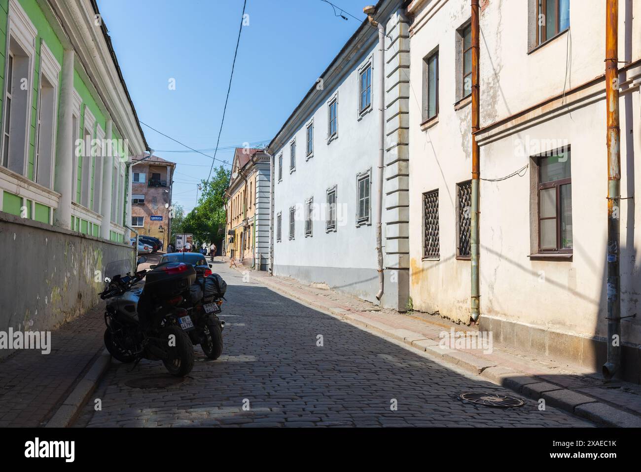 Vyborg, Russie - 27 mai 2024 : Vyborg vue sur la rue de la vieille ville, les motos sont garées près de la vieille maison résidentielle à la rue Progonnaya Banque D'Images