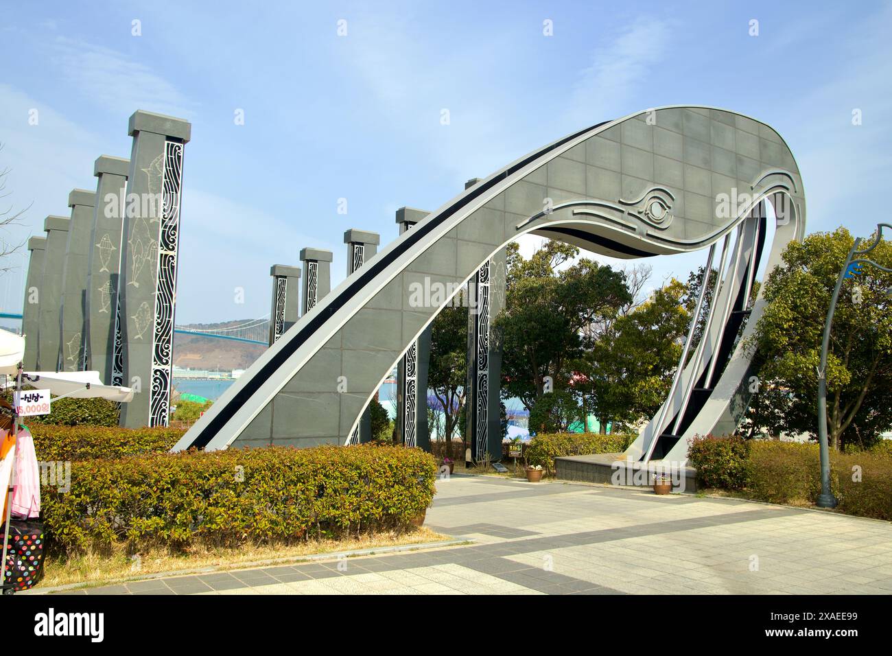 Ulsan, Corée du Sud - 17 mars 2024 : la grande entrée du village de culture baleine de Jangsaengpo, avec une porte géante en forme de baleine ornée de piliers Banque D'Images