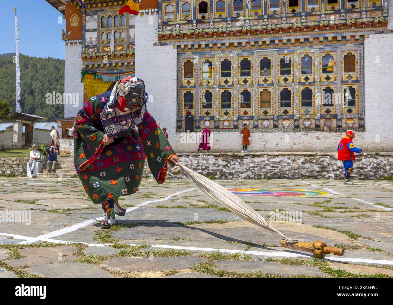 Atsara masqué avec un phallus en bois au festival Ura Yakchoe, Bumthang, Ura, Bhoutan Banque D'Images