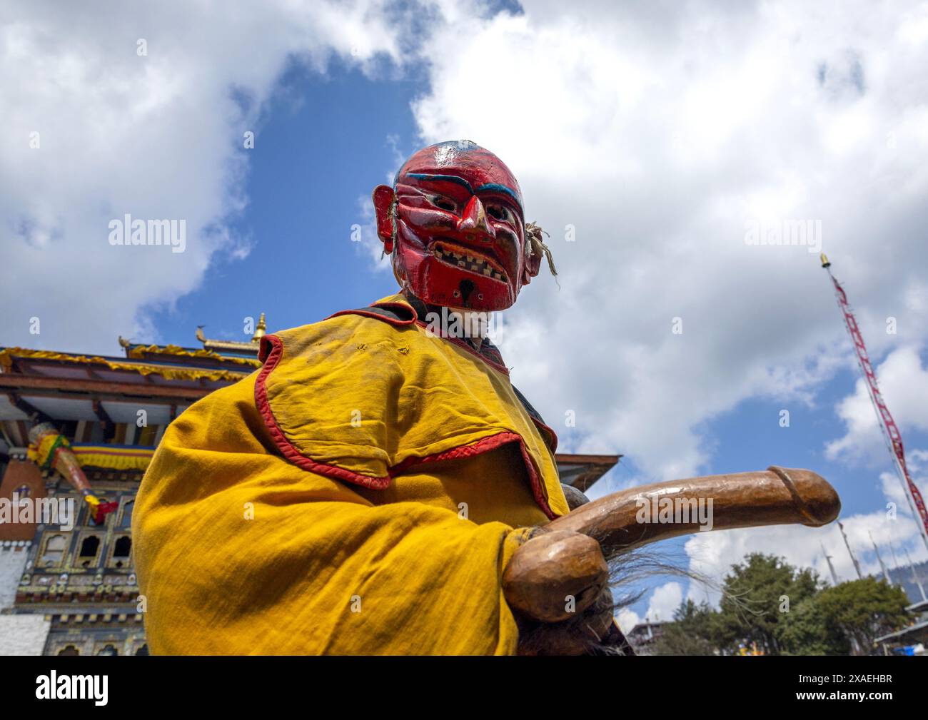 Atsara avec un phallus en bois au festival Ura Yakchoe, Bumthang, Ura, Bhoutan Banque D'Images
