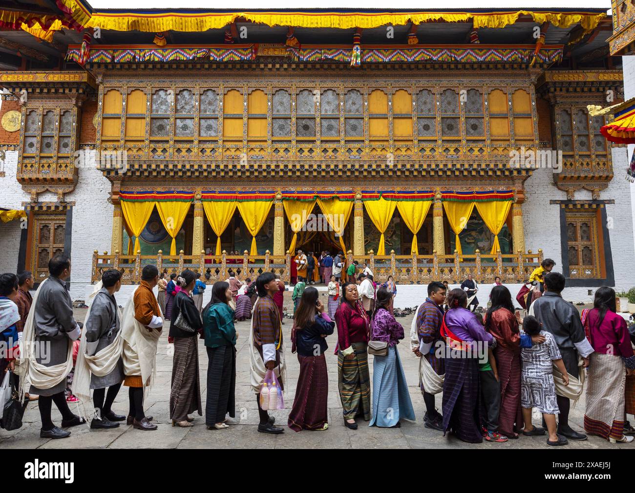 Bhoutanais faisant la queue à Punakha dzong, Punakha dzongkhag, Punakha, Bhoutan Banque D'Images