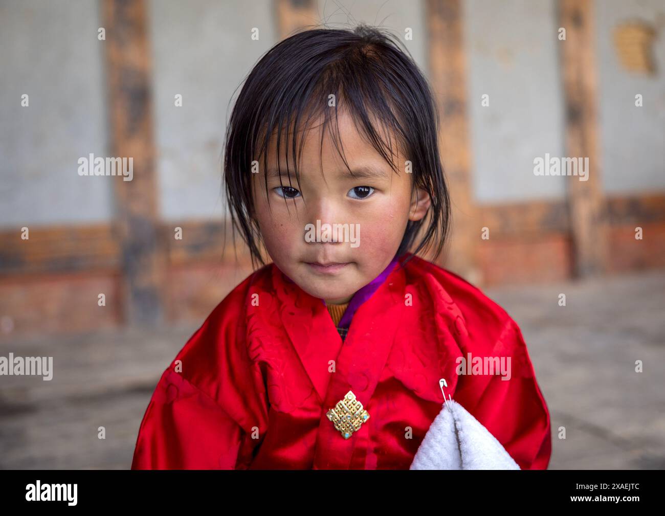 Fille bhoutanaise dans le monastère d'Ura Lhakhang, Bumthang, Ura, Bhoutan Banque D'Images