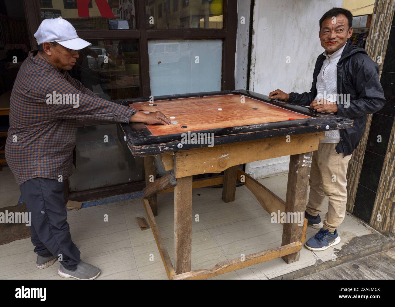 Hommes bhoutanais jouant à un jeu de table, Thedtsho Gewog, Wangdue Phodrang, Bhoutan Banque D'Images