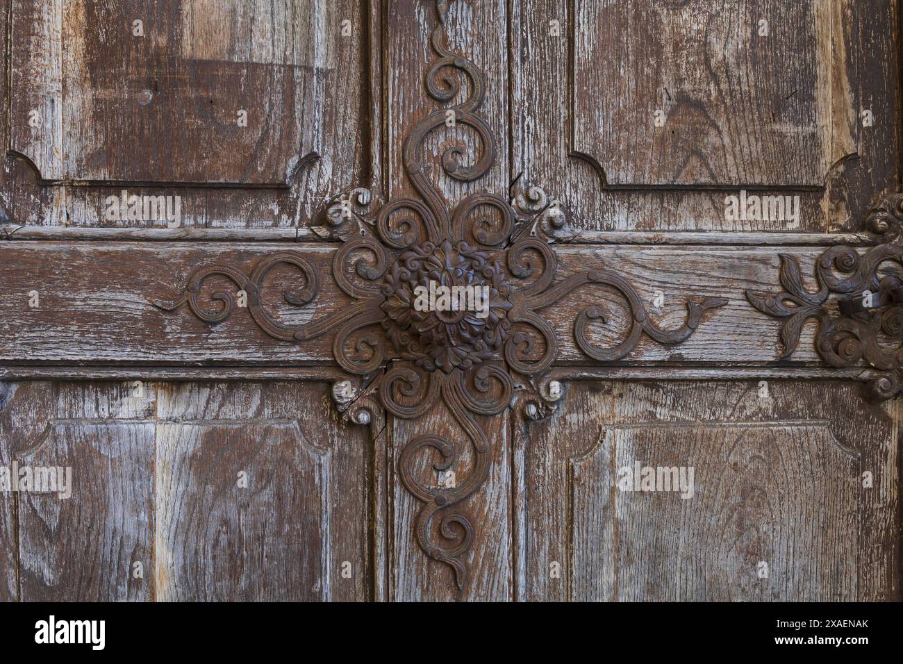 photographie rapprochée d'une vieille porte texturée en bois tendre peint avec un bouton en métal rouille décoré ancien Banque D'Images