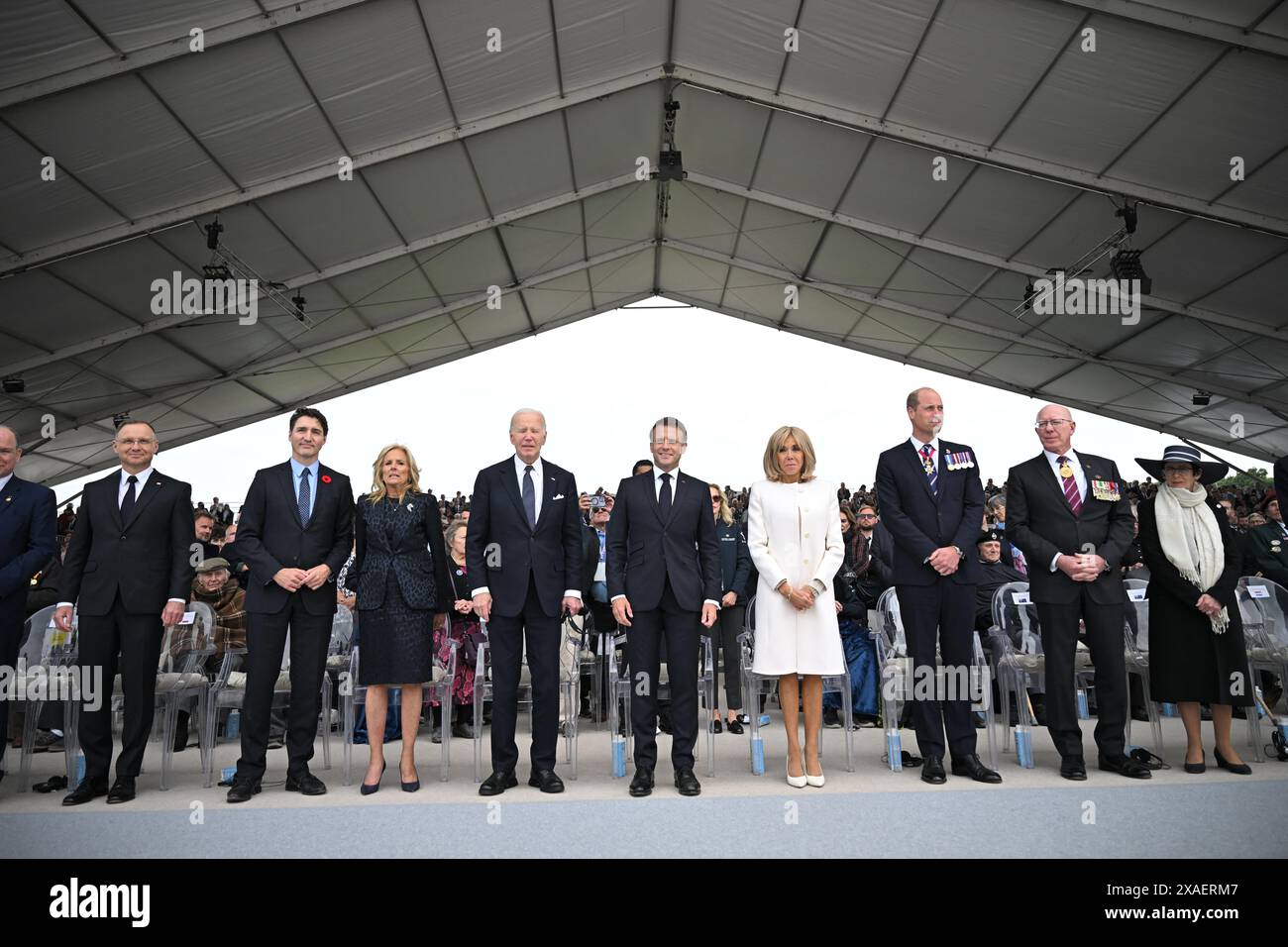 Le président polonais Andrzej Duda, le premier ministre canadien Justin Trudeau, la première dame américaine Jill Biden, le président américain Joe Biden, le président français Emmanuel Macron, la première dame française Brigitte Macron, le prince britannique William, le prince de Galles, le gouverneur général du Commonwealth d'Australie, le général David Hurley et son épouse Linda Hurley assistent à la cérémonie internationale de l'anniversaire du jour J à Omaha Beach, Normandie, France, le 6 juin 2024, dans le cadre du 80e anniversaire du jour J. Photo par Eliot Blondet/ABACAPRESS. COM Banque D'Images