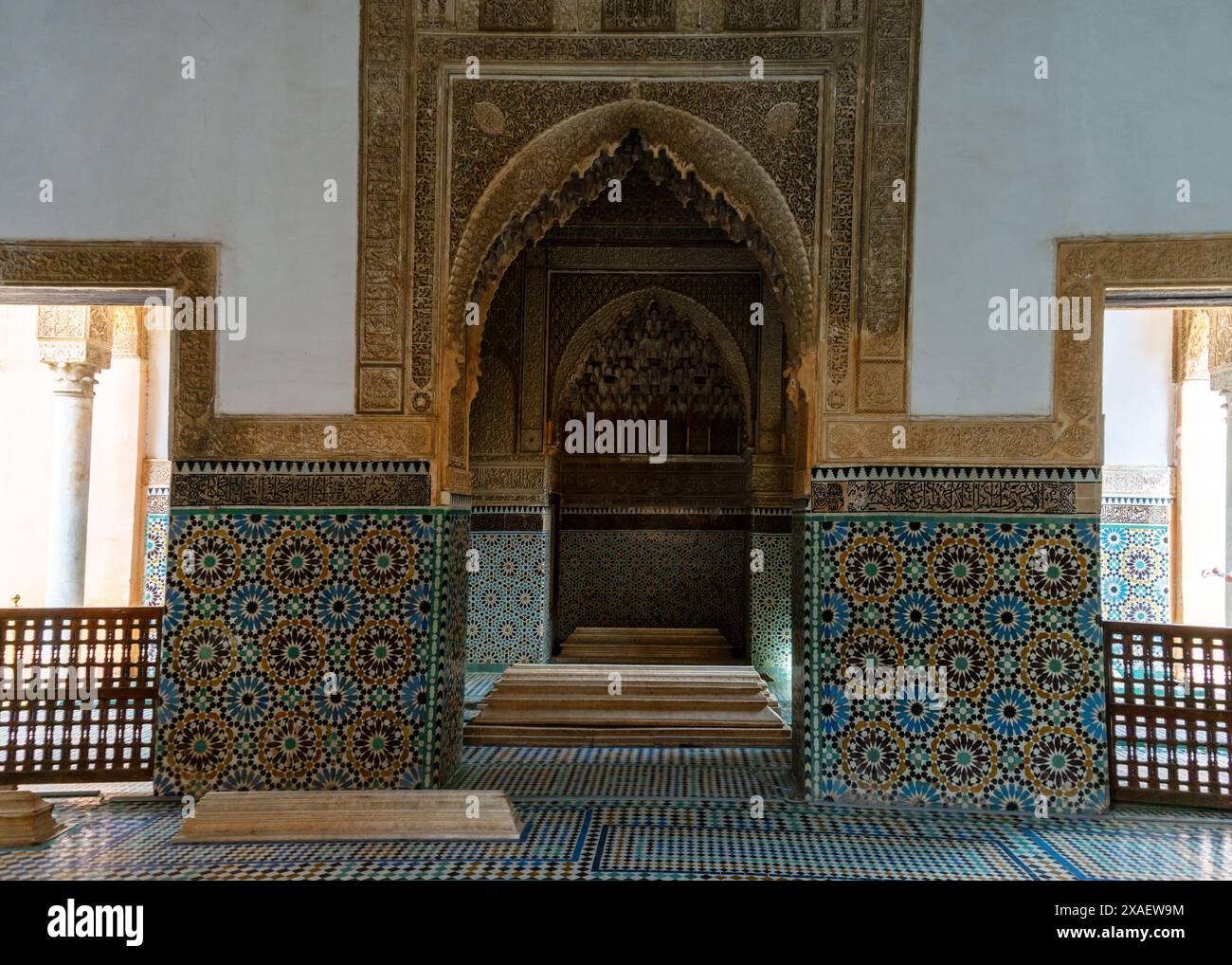 Marrakech, Maroc - 23 mars 2024 : architecture marocaine typoique avec mosaïques de Zeliij et arc en bois de cèdre sculpté dans les tombes saadiennes à Marrakech Banque D'Images