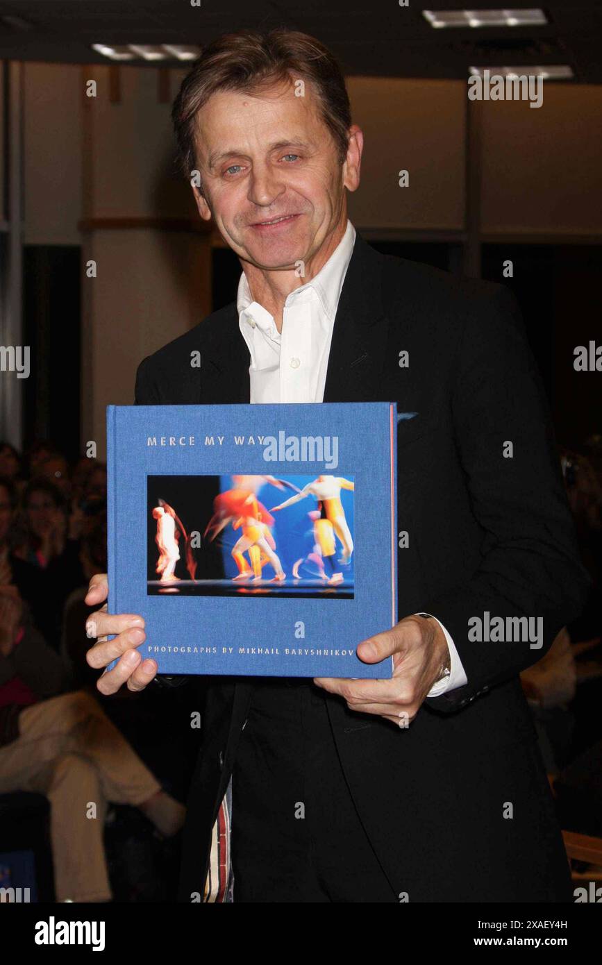 Mikhail Baryshnikov signe « merce My Way », son livre de photographie de la chorégraphie de Merce Cunningham au Triangle de Barnes & Noble Lincoln à New York, sur 10 mars 2009. Crédit photo : Henry McGee/MediaPunch Banque D'Images