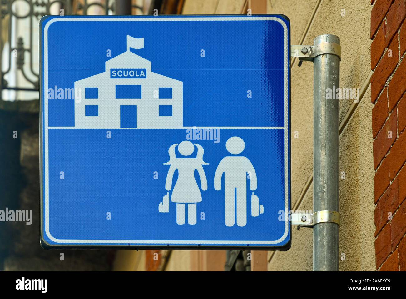 Panneau routier indiquant la présence d'une école dans la zone ; forme carrée, avec l'image stylisée d'une école et de deux enfants, Turin, Italie Banque D'Images