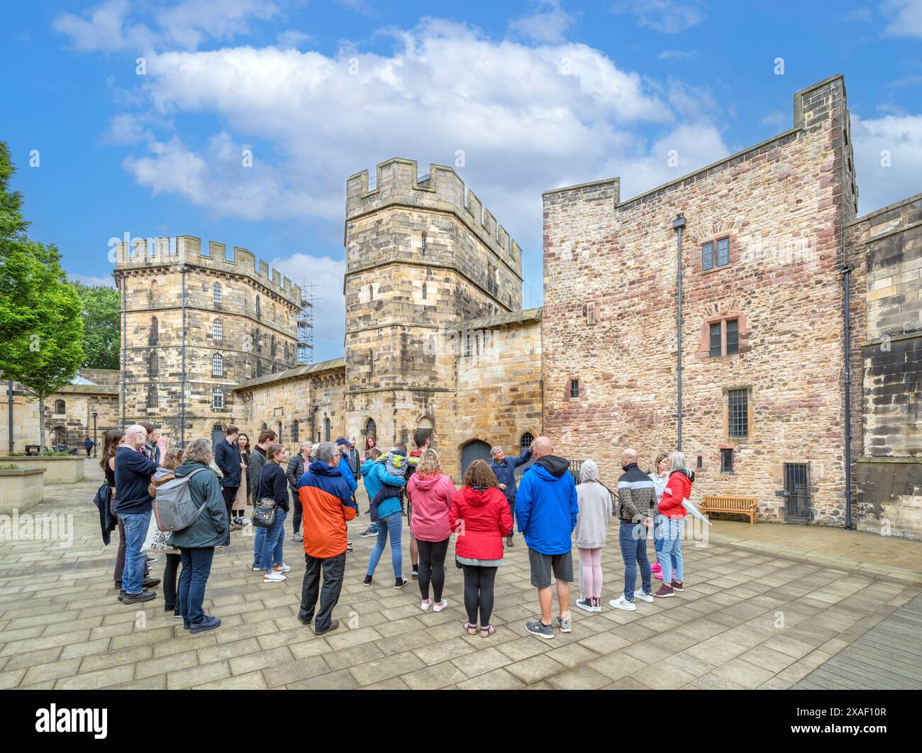 Tour grop qui fait le tour du château de Lancaster, une prison de catégorie C jusqu'en 2011, Lancaster, Lancashire, Royaume-Uni Banque D'Images