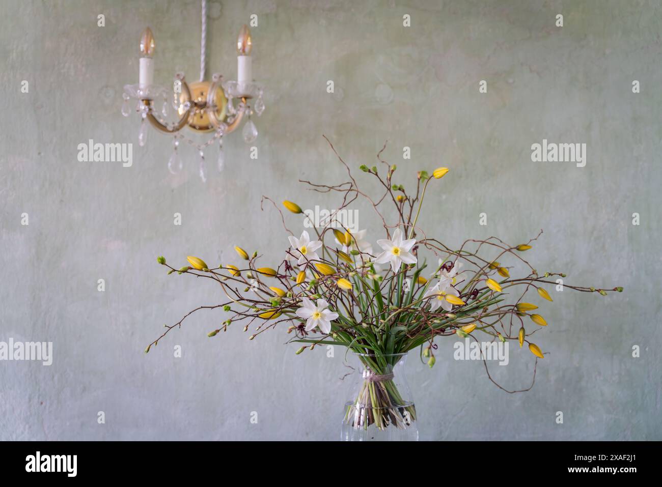 Arrangement de fleurs printanières. Design d'intérieur avec bouquet de fleurs printanières dans un vase. Banque D'Images