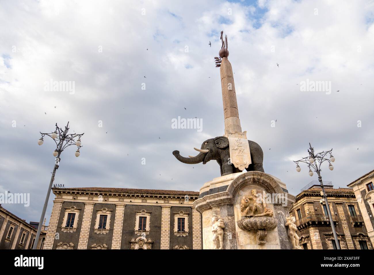 L'emblématique fontaine des éléphants sur la Piazza Duomo, Catane, Italie, capturée le 5 juin 2024. Connue sous le nom de « U Liotru », cette statue est un symbole de la ville et des s. Banque D'Images