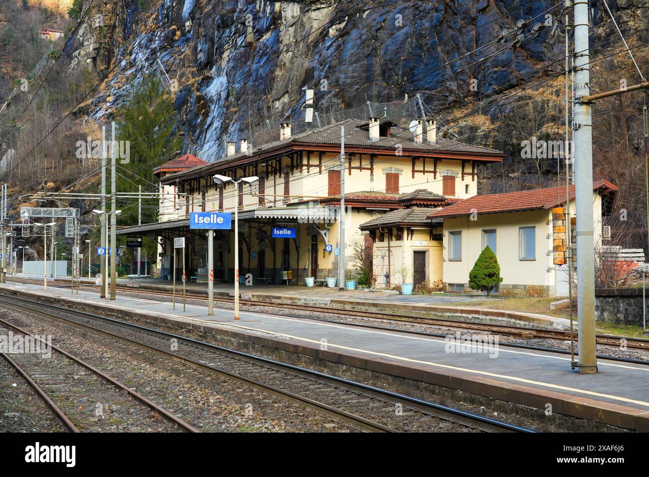 Gare de Iselle di Trasquera du train-navette du tunnel du Simplon dans les Alpes reliant Brig en Suisse avec l'Italie. Car-carryin Banque D'Images