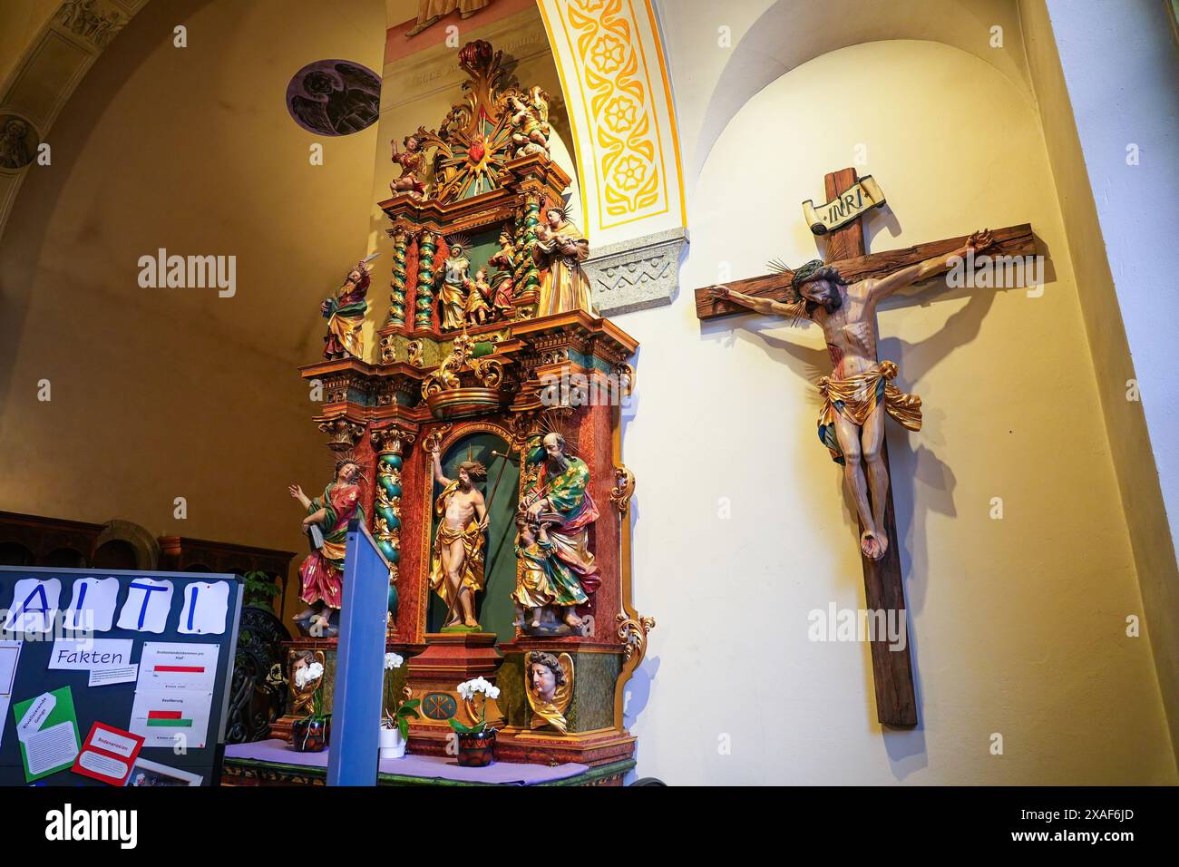 Retable de la Pfarrkirche (église paroissiale) de l'île Maurice dans le village de Zermatt dans les Alpes suisses, canton du Valais - édifice religieux en S Banque D'Images