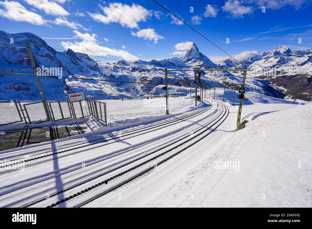 Chemin de fer à crémaillère enneigé équipé d'un rail à crémaillère utilisant le système ABT dans la gare du sommet du Gornergrat face au Cervin, canton du Valais, Banque D'Images