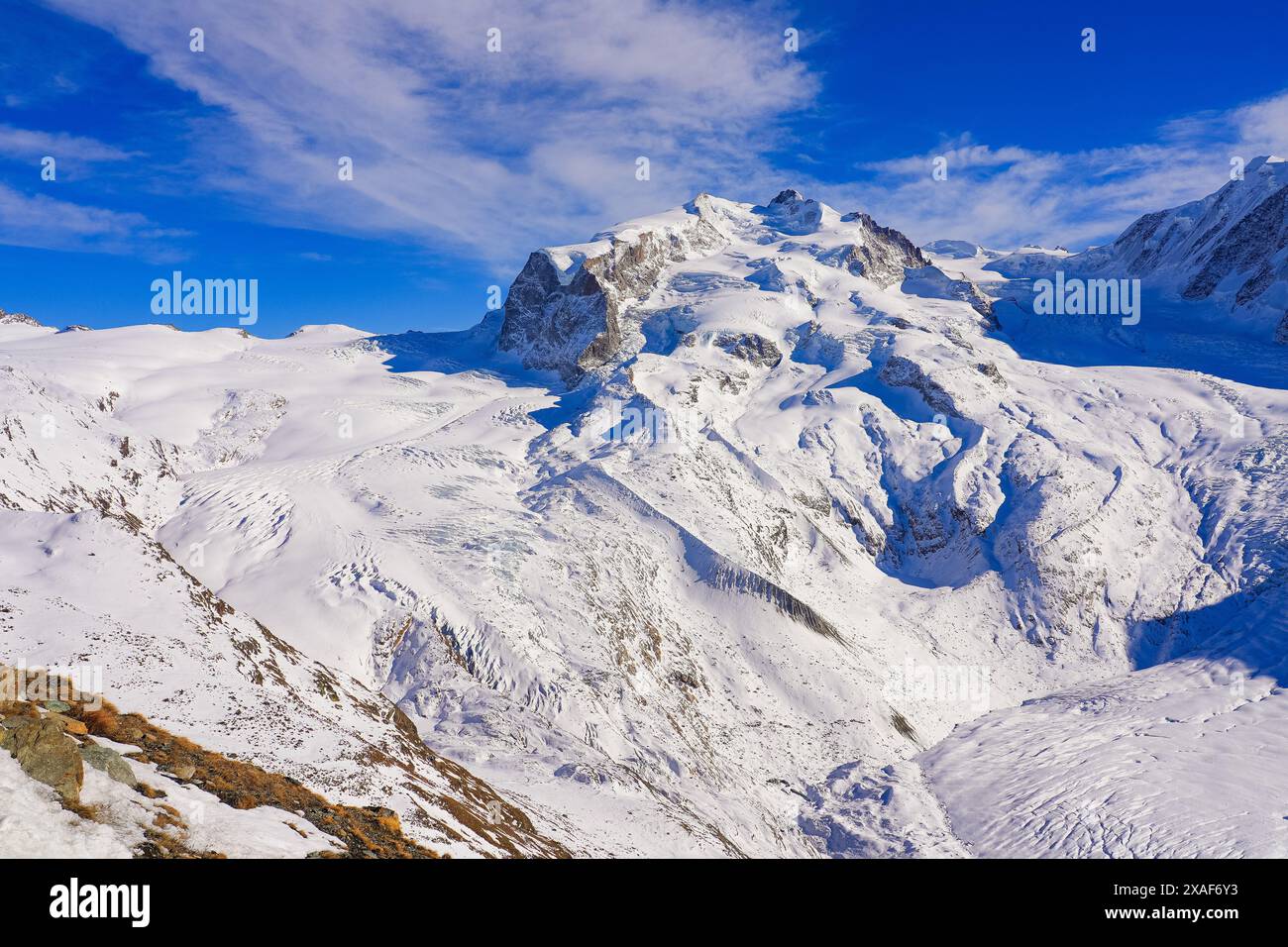 Vue panoramique sur le glacier du Gorner (Grenzgletscher) ainsi que de nombreux sommets de la chaîne de montagnes Monte Rosa, vu du Gornergrat dans la SWI Banque D'Images