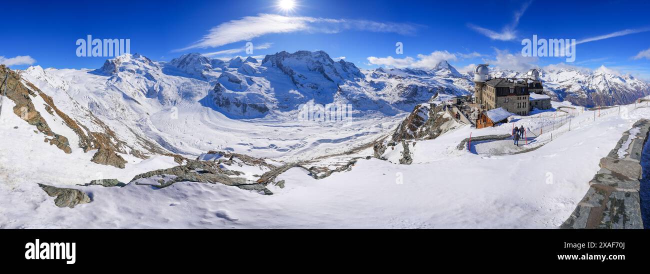 Vue panoramique sur le glacier Gorner (Grenzgletscher) ainsi que de nombreux sommets de la chaîne de montagnes Monte Rosa, vu du Gornergrat face au Banque D'Images