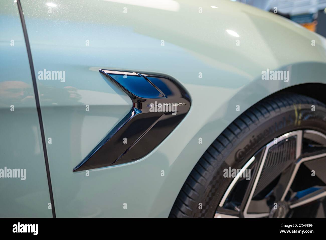 Une partie de Sage Green BYD Seal voiture électrique avec logo, SUV fabricant chinois, véhicule d'élégance, innovation dans l'industrie automobile salon à Londres - mai Banque D'Images