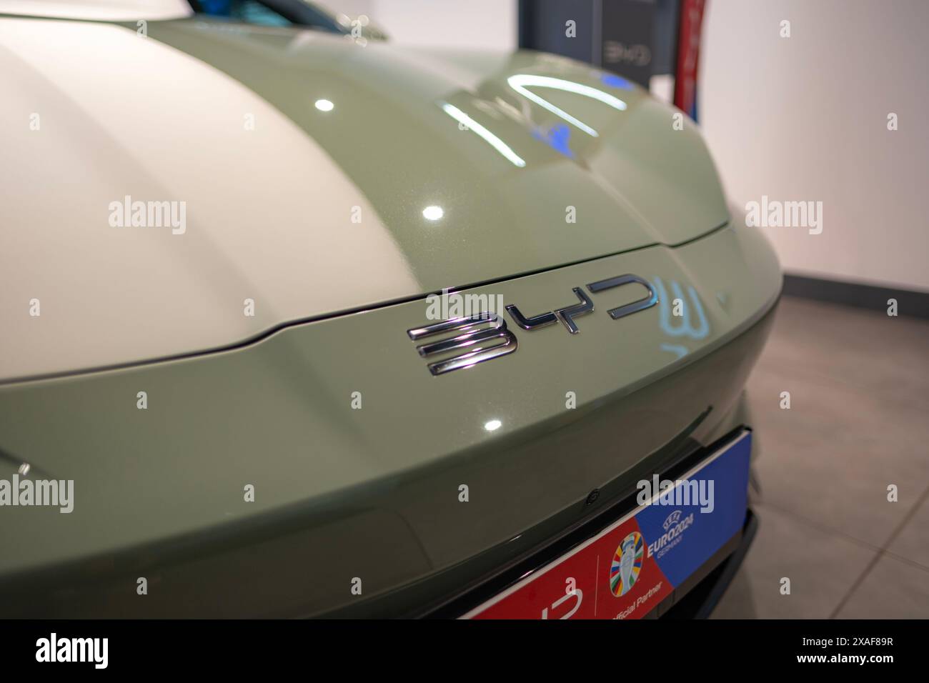 Une partie de la nouvelle voiture électrique Sage Green BYD Seal, fabricant chinois de SUV dans Studio, véhicule d'élégance dans la salle d'exposition, innovation dans l'industrie automobile salon Banque D'Images