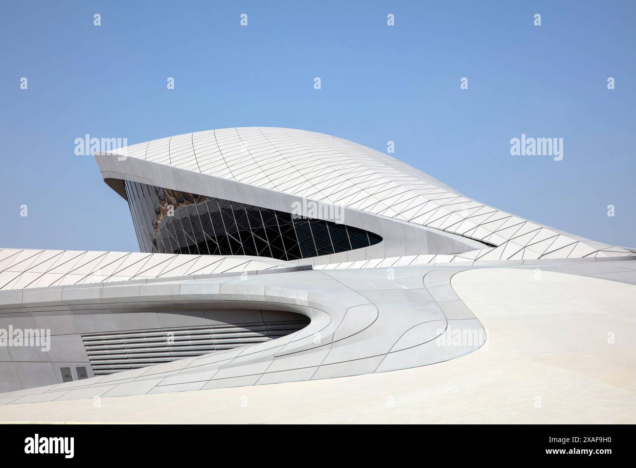 Courbes sculpturales. Siège social de BEEAH, Sharjah, Émirats arabes Unis. Architecte : Zaha Hadid Architects, 2022. Banque D'Images