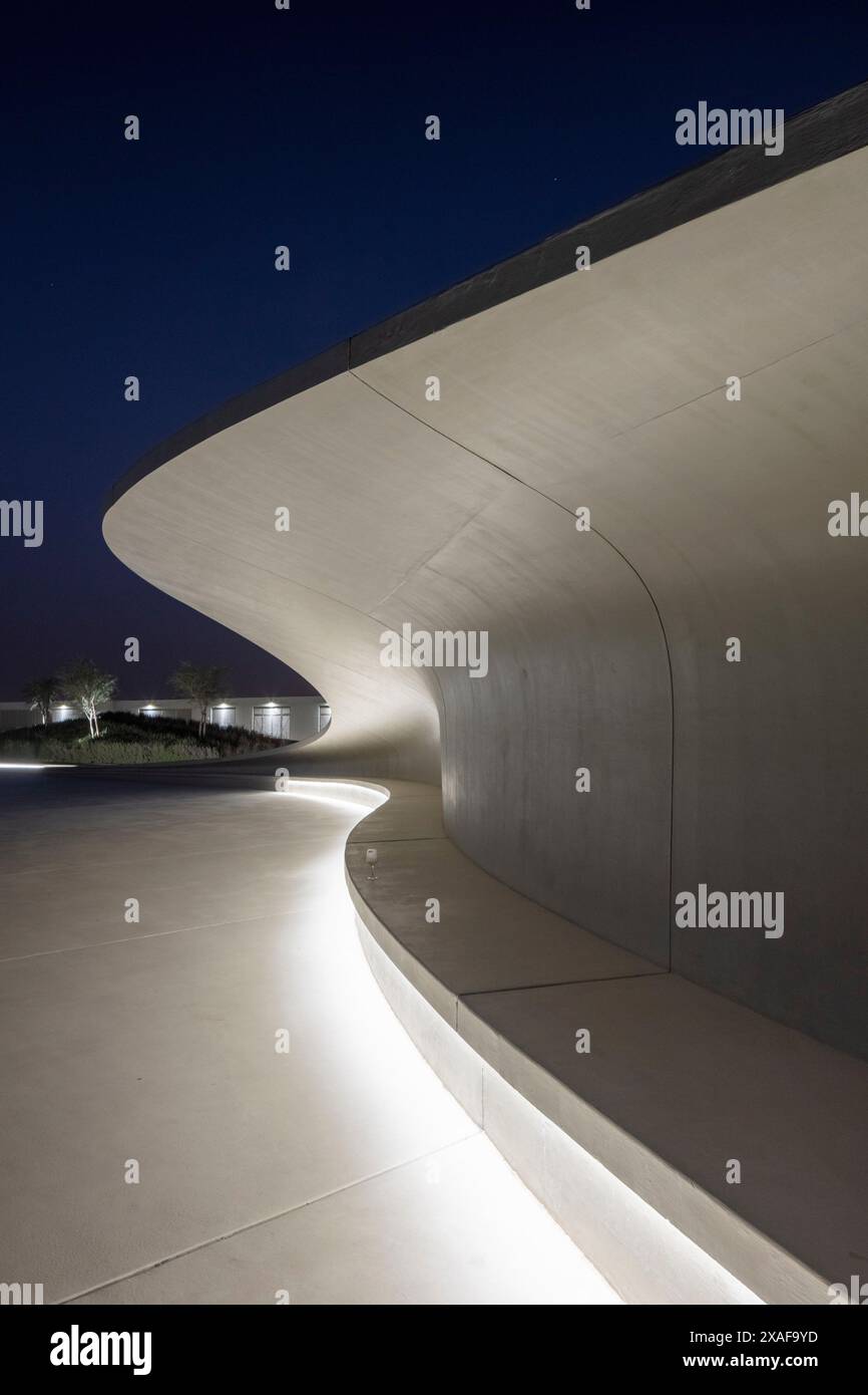 Un banc sculptural formé de béton avec éclairage intégré. Siège social de BEEAH, Sharjah, Émirats arabes Unis. Architecte : Zaha Hadid Architects, Banque D'Images