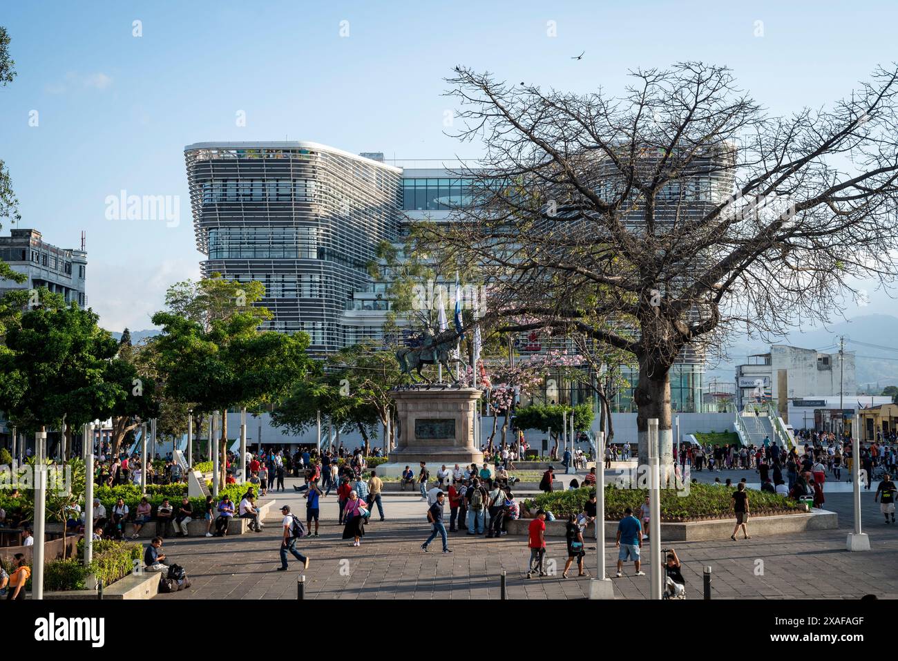 Bibliothèque nationale d'El Salvador à la Plaza Gerardo Barrios, également connu sous le nom de place civique, construit avec la coopération de la Chine et ouvert en 2023, Banque D'Images