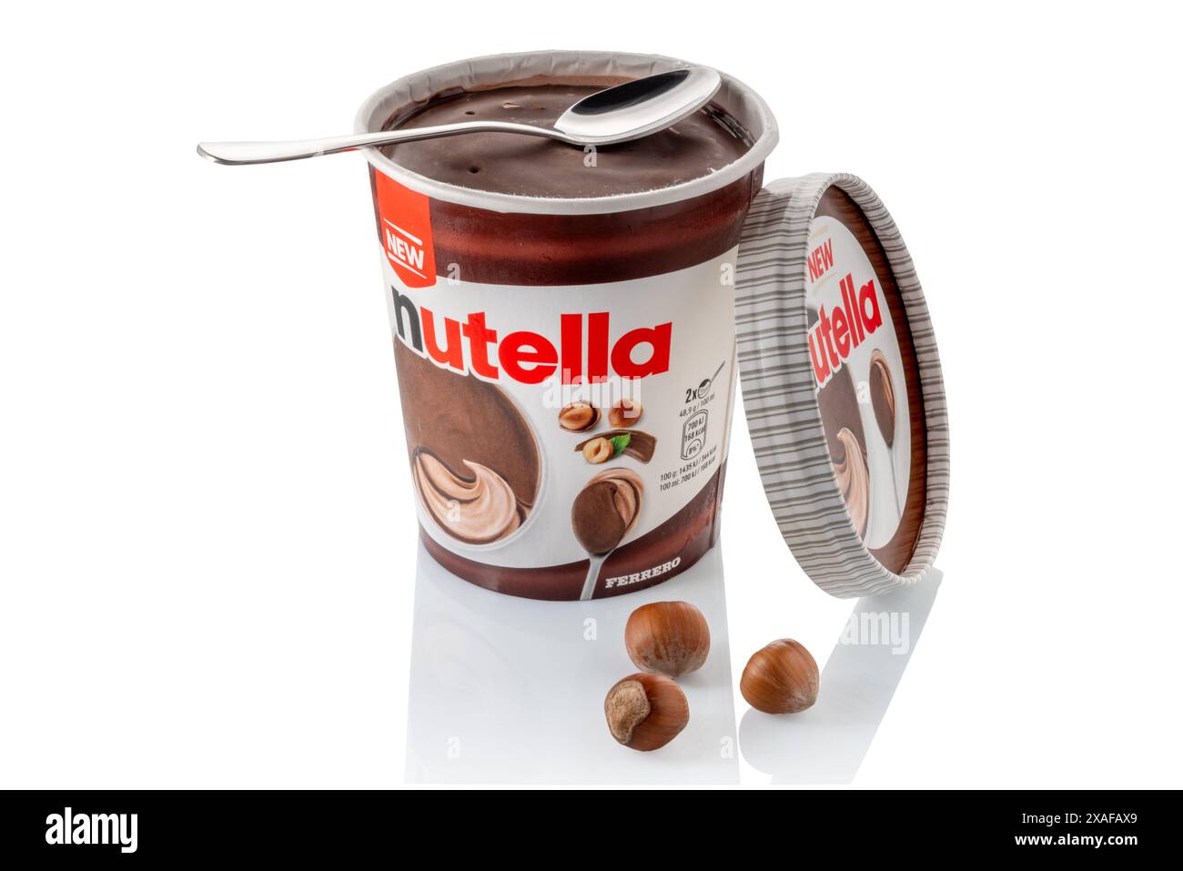 Italie - 06 juin 2024 : crème glacée Ferrero Nutella en pot avec cuillère à café, crème glacée aromatisée au chocolat et aux noisettes, nouveauté pour l'été 2024. Isola Banque D'Images