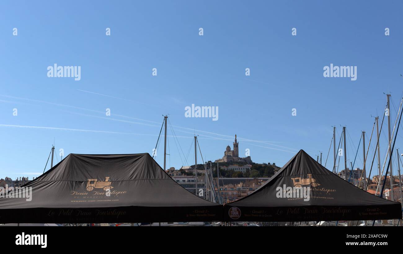 MARSEILLE, FRANCE - 19 MAI 2024 : toit de la gare du petit train touristique avec panneau et Basilique notre-Dame de la Garde en arrière-plan Banque D'Images
