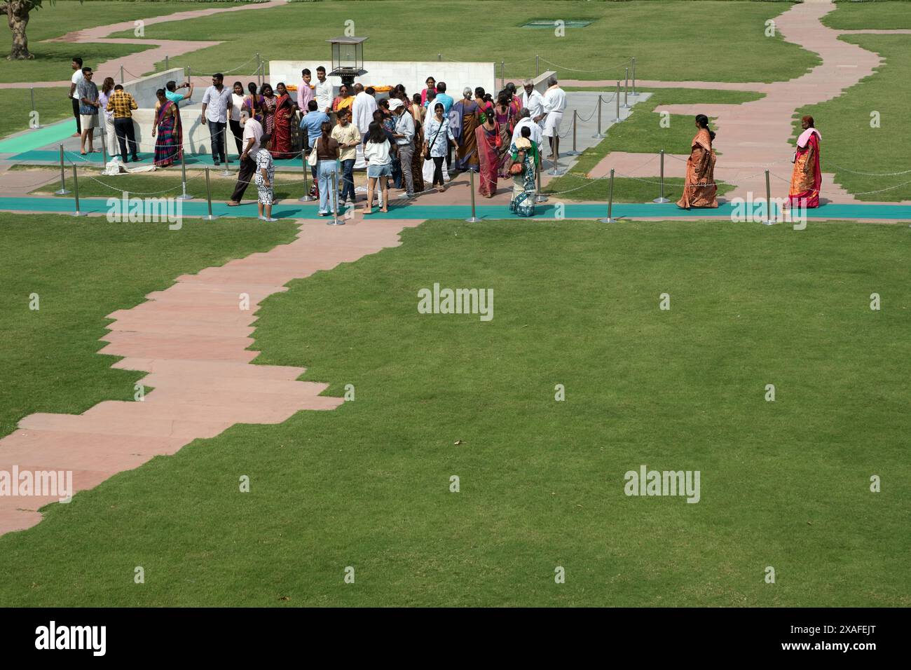 Delhi, Inde : les gens prient et commémorent Mahathma Gandhi au Raj Ghat. Le mémorial a été érigé en 1951 à l'endroit où le corps de Gandhi a été incinéré Banque D'Images