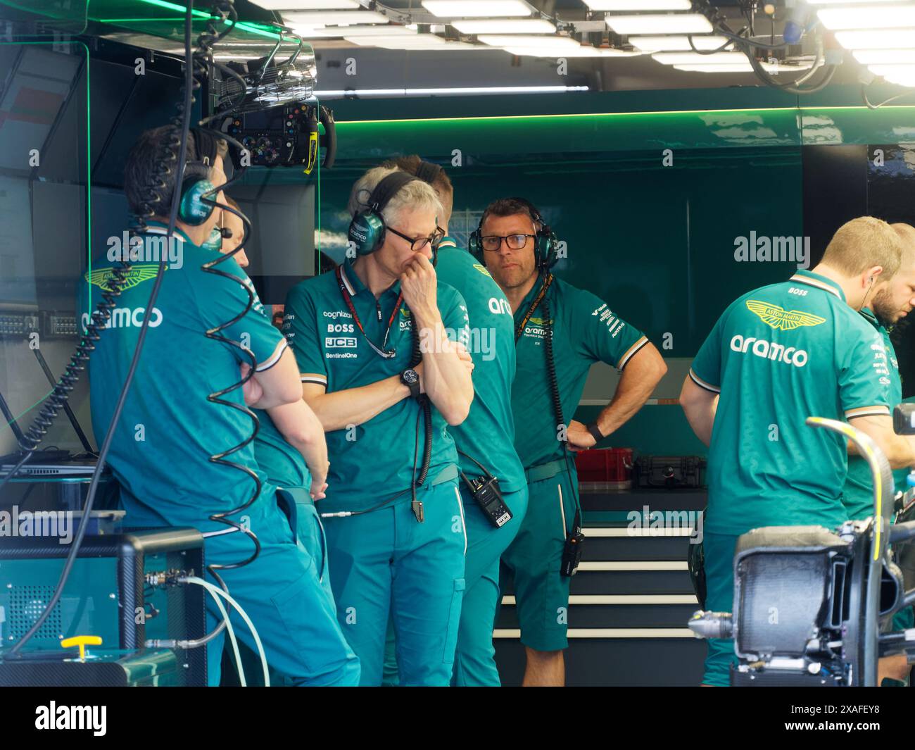 Montréal, Canada. 6 juin 2024. Aston Martin Aramco F ! Les techniciens préparent la voiture de Fernondo Olonso pour les essais du Grand Prix canadien de formule 1 vendredi Banque D'Images