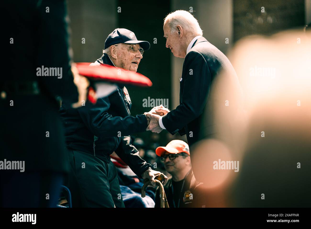 Colleville-sur-mer, France. 06 juin 2024. U. Le président Joe Biden, à droite, salue les vétérans du jour J de la seconde Guerre mondiale qui ont combattu à Omaha Beach lors d’un événement au cimetière américain de Normandie, le 6 juin 2024, à Colleville-sur-mer, en France. Biden s’est joint à d’autres leaders mondiaux pour marquer le 80e anniversaire du jour J. Crédit : Sgt. Landon carter/US Army photo/Alamy Live News Banque D'Images