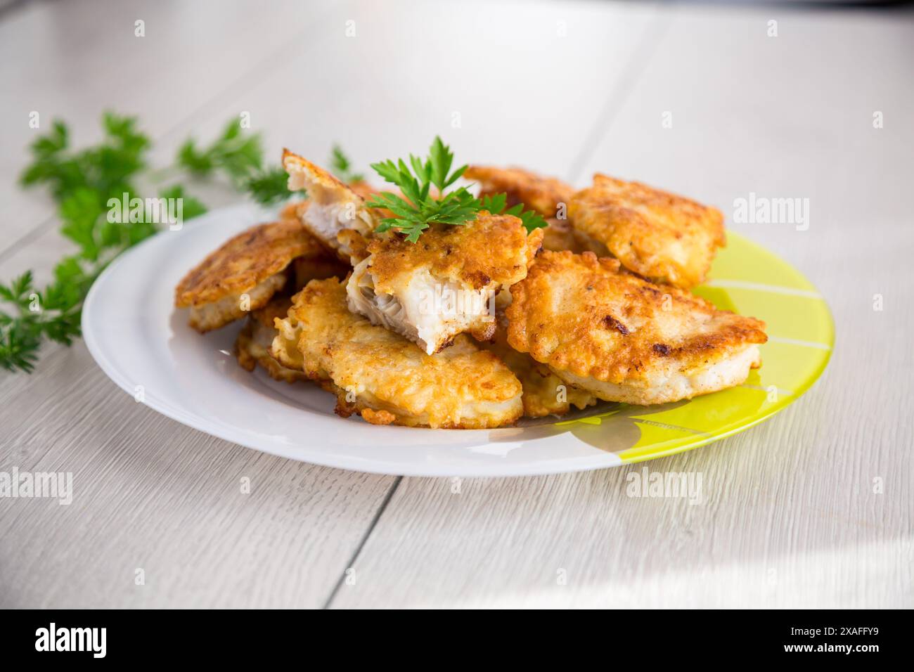 filet de poisson doré croustillant frit dans la pâte. Banque D'Images
