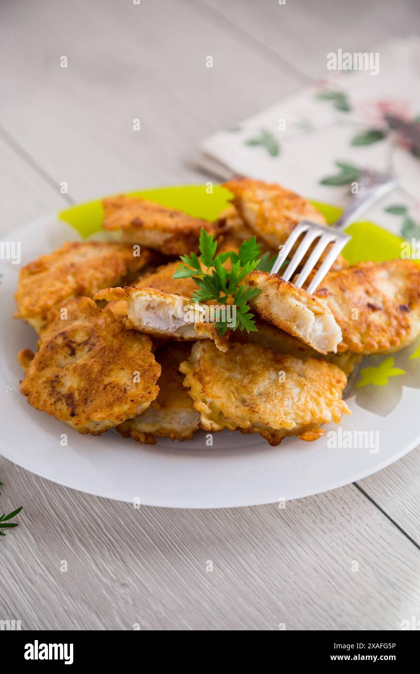 filet de poisson doré croustillant frit dans la pâte. Banque D'Images