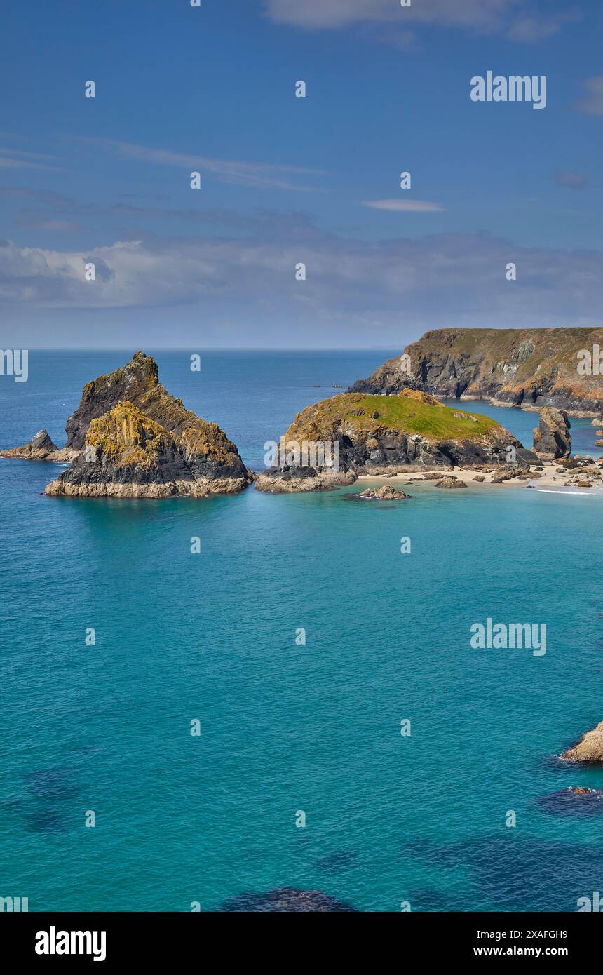 Les rochers, les falaises et les sables de Kynance Cove à marée basse, près de Lizard point, Cornouailles, Grande-Bretagne. Banque D'Images