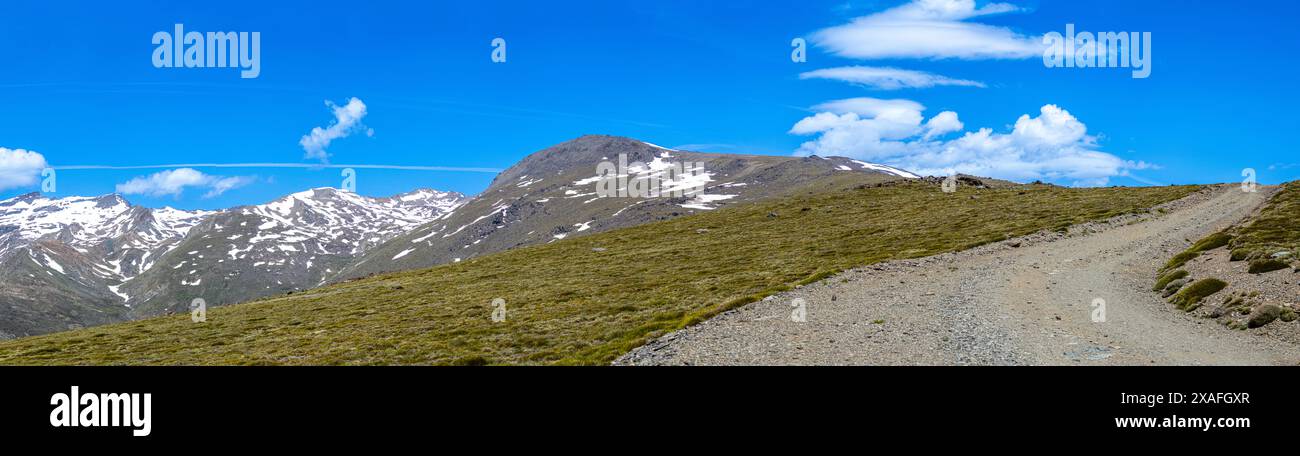 Vue panoramique sur les montagnes enneigées sur le sentier de randonnée au pic Mulhacen au printemps, Sierra Nevada chaîne, Andalousie, Espagne Banque D'Images