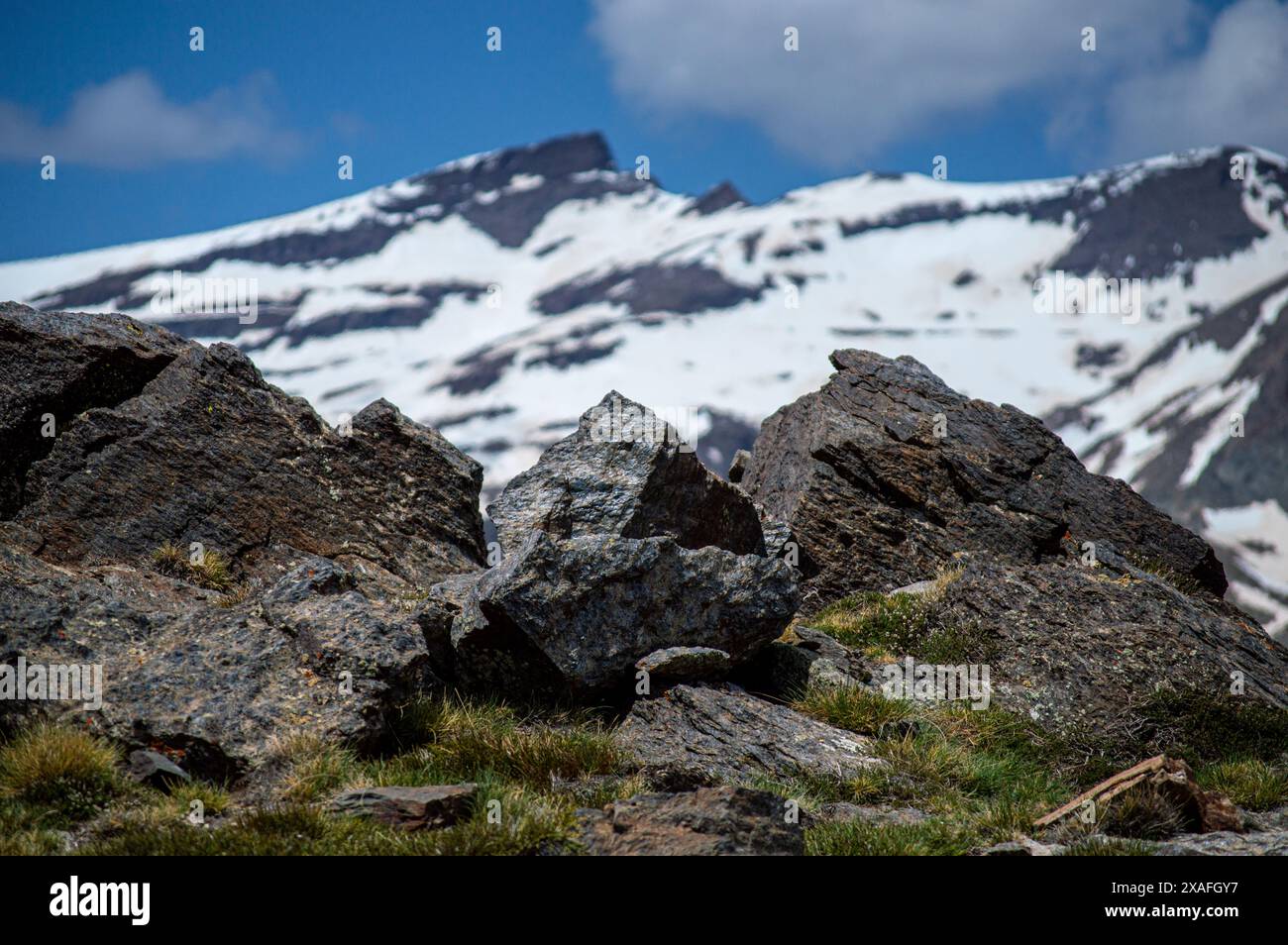 Vue panoramique sur les montagnes enneigées sur le sentier de randonnée au pic Mulhacen au printemps, Sierra Nevada chaîne, Andalousie, Espagne Banque D'Images