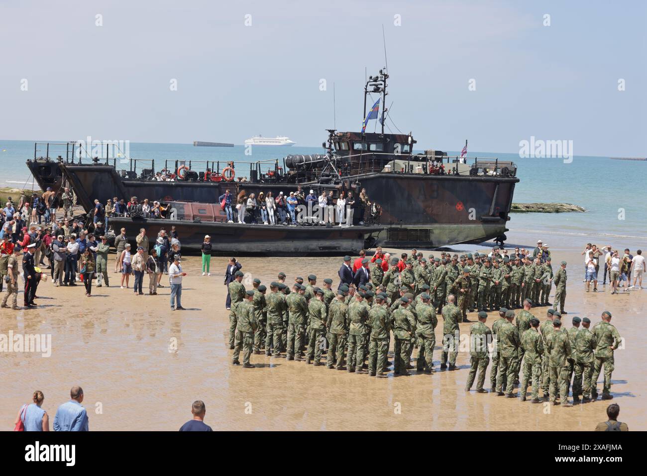 Arromanches, Normandie, France. 6 juin 2024. L’opération Overlord et le 80ème anniversaire du débarquement du débarquement sont célébrés et commémorés dans la ville côtière d’Arromanches, l’un des premiers lieux libérés le 6 juin 1944. Les visiteurs affluent sur les plages pour découvrir les véhicules vintage de la seconde Guerre mondiale aux côtés des services et des expositions militaires modernes des forces internationales. Crédit : Casper Farrell/Alamy News Banque D'Images
