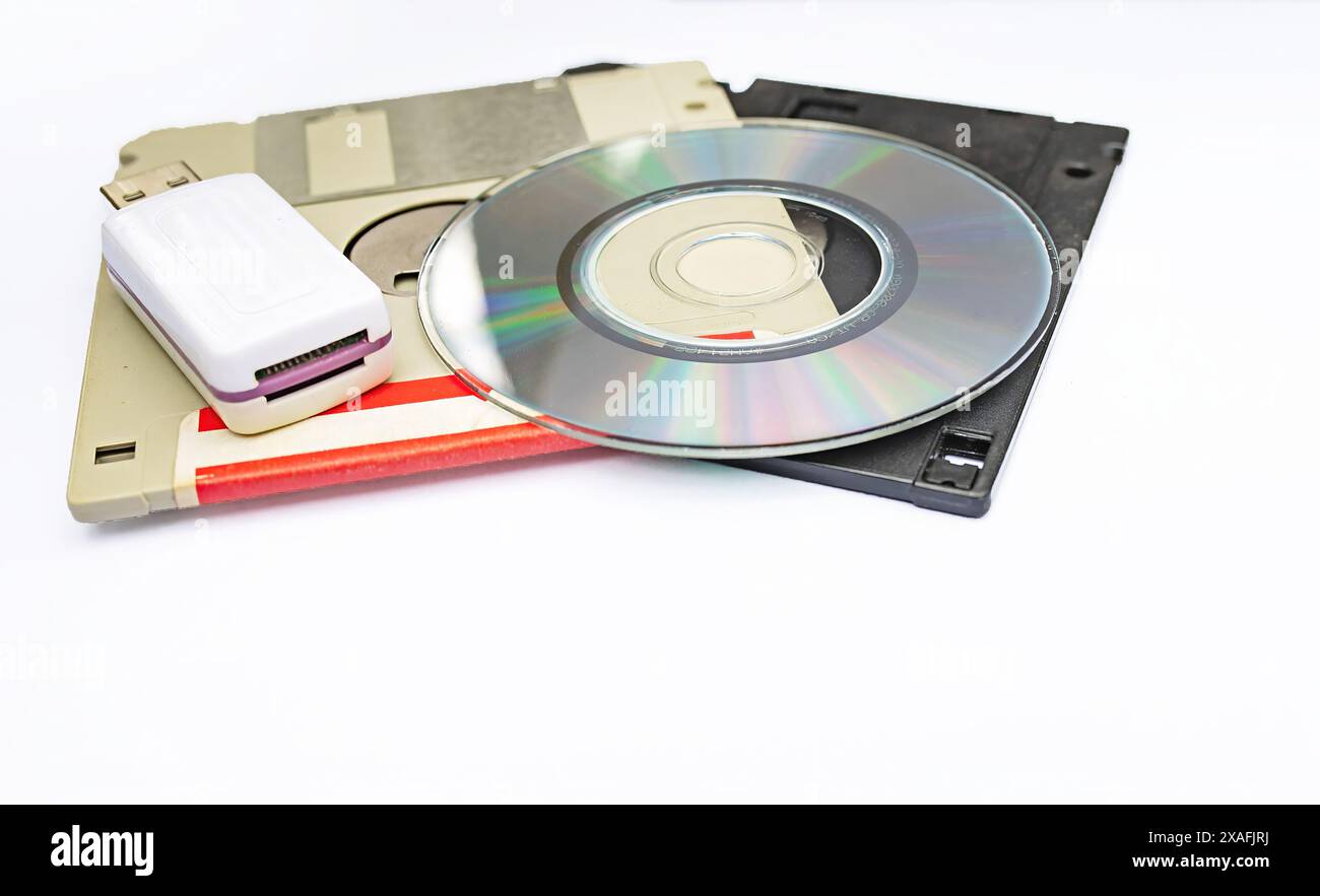 Vintage rétro stockage de données électroniques, mémoire externe dans l'organisation informatique, appareils des années 80, 90, disque cd, lecteurs flash. Blanc isolé Banque D'Images