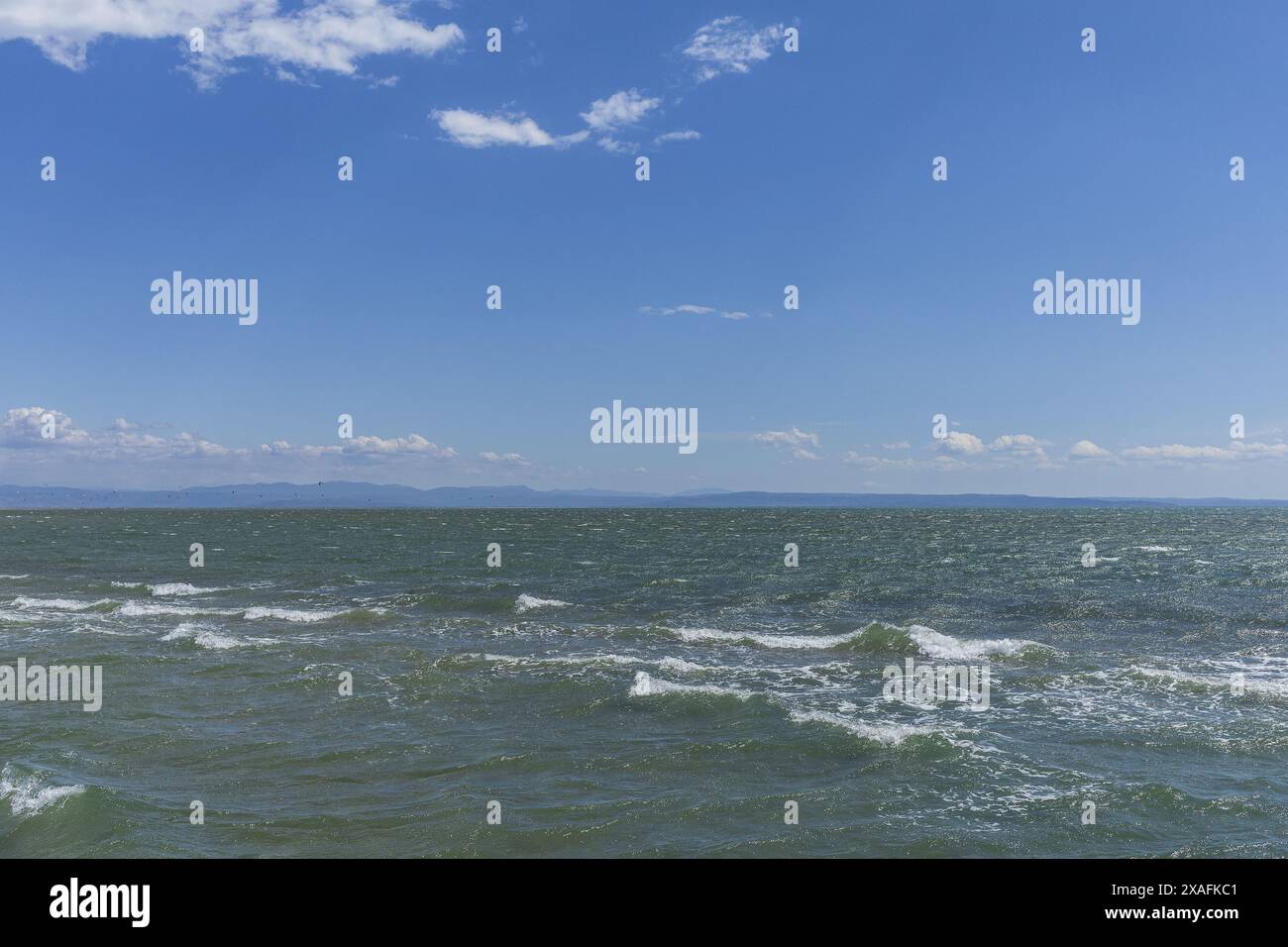Photo panoramique de la mer Adriatique agitée avec un ciel bleu au-dessus par jour ensoleillé Banque D'Images
