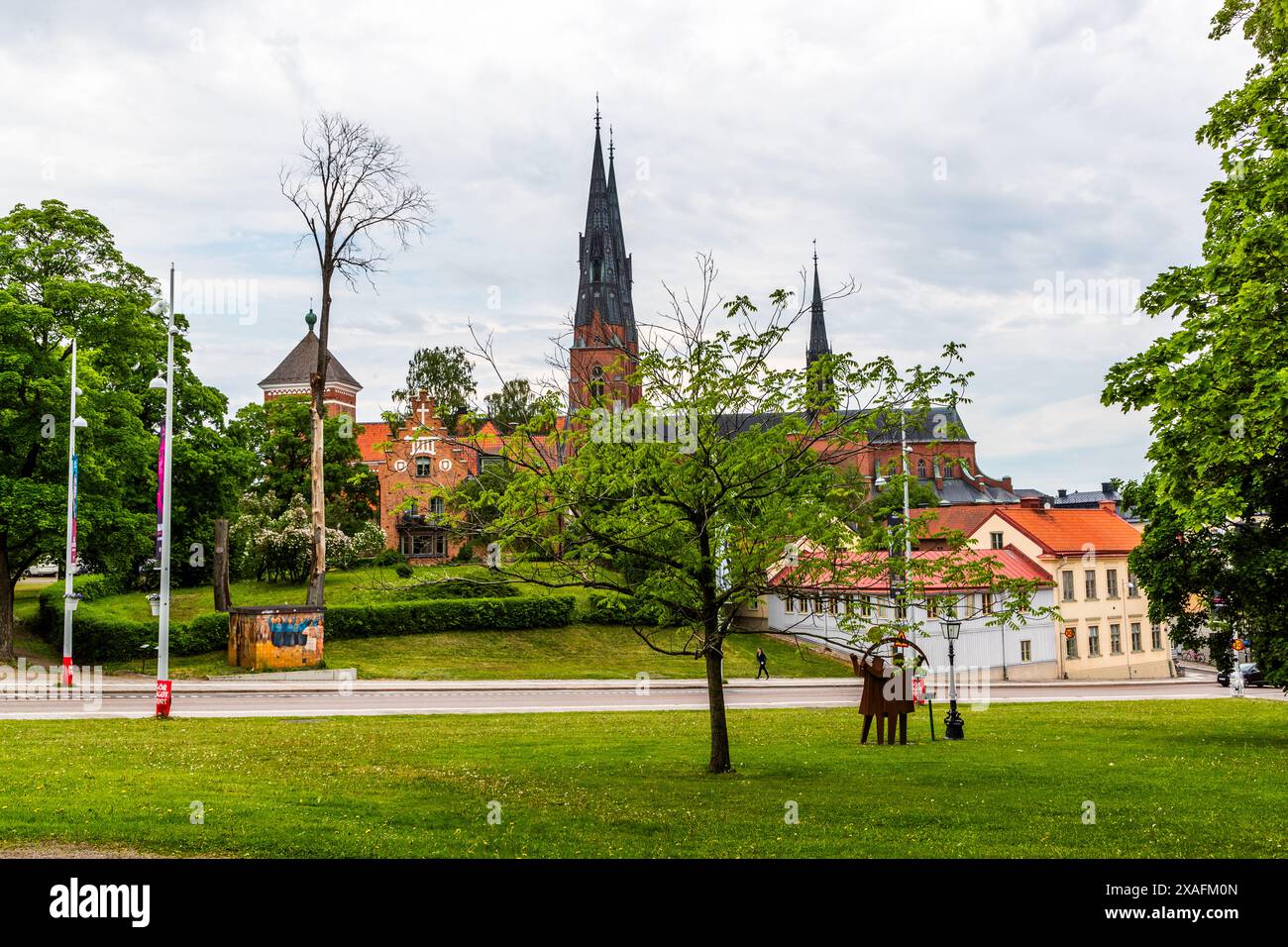 Uppsala, à environ 80 kilomètres au nord de Stockholm, possède la plus ancienne et encore l'une des universités les plus renommées d'Europe. Vue sur la ville avec cathédrale et espaces verts. Drottning Christinas väg, Uppsala, Suède Banque D'Images