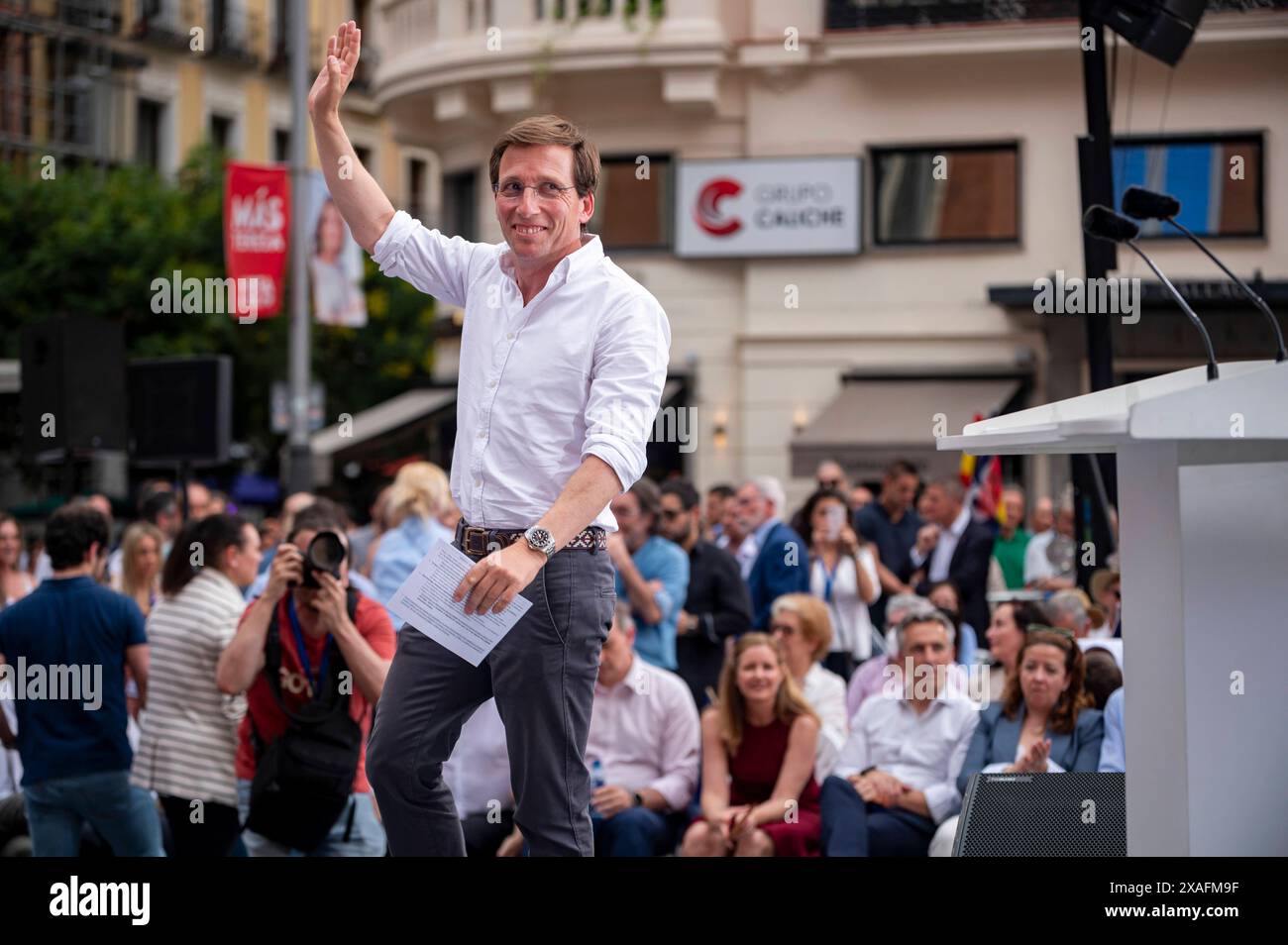 Politique 2024 : PP cérémonie de clôture de la campagne électorale pour le Parlement européen Jose Luis Martinez Almeida, maire de Madrid, vu acclamer les militants lors de la cérémonie de clôture de la campagne électorale du Parti populaire pour les élections du Parlement européen le 6 juin 2024, à Madrid, Espagne. Madrid Plaza del Callao Madrid Espagne Copyright : xAlbertoxGardinx AGardin Pol EE PP 120 Banque D'Images