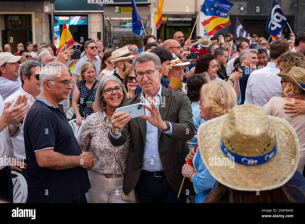 Politique 2024: PP cérémonie de clôture de la campagne électorale du Parlement européen Alberto Nunez Feijoo, président du PP, vu prendre un selfie avec un militant lors de la cérémonie de clôture de la campagne électorale du Parti populaire pour les élections du Parlement européen le 6 juin 2024, à Madrid, en Espagne. Madrid Plaza del Callao Madrid Espagne Copyright : xAlbertoxGardinx AGardin Pol EE PP 008 Banque D'Images