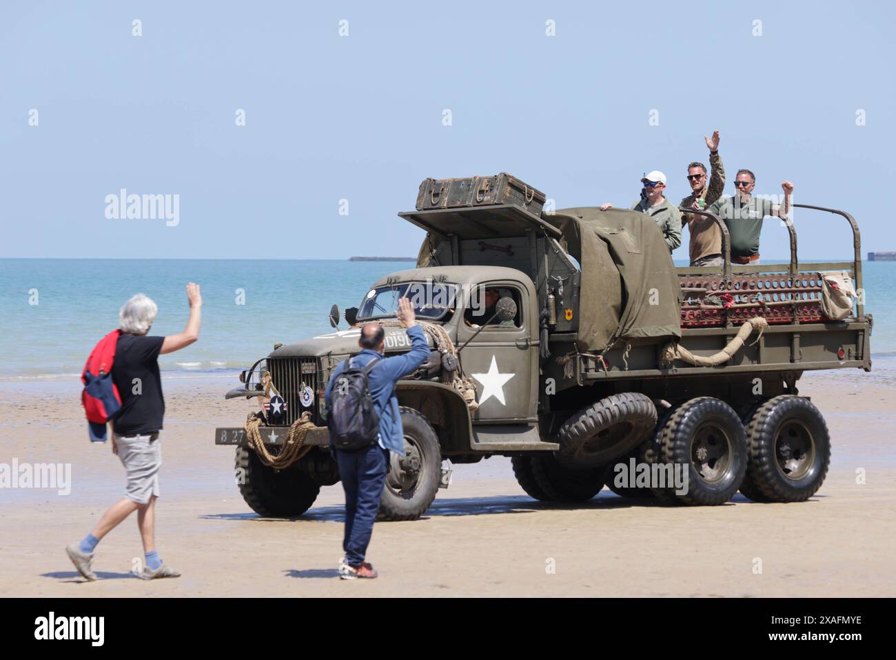 Arromanches, Normandie, France. 6 juin 2024. L’opération Overlord et le 80ème anniversaire du débarquement du débarquement sont célébrés et commémorés dans la ville côtière d’Arromanches, l’un des premiers lieux libérés le 6 juin 1944. Les visiteurs affluent sur les plages pour découvrir les véhicules vintage de la seconde Guerre mondiale aux côtés des services et des expositions militaires modernes des forces internationales. Crédit : Casper Farrell/Alamy News Banque D'Images