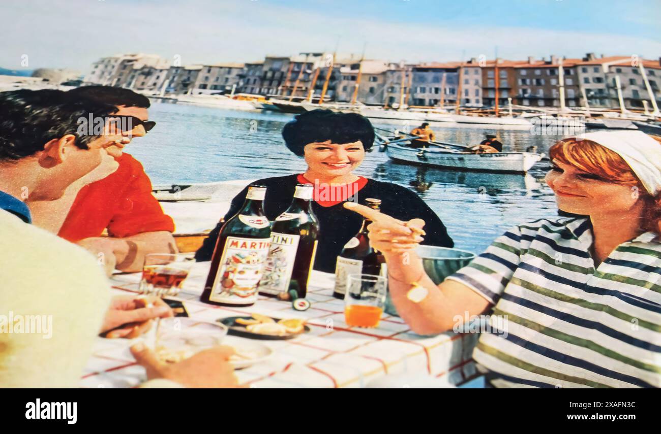 Viersen, Allemagne - 9 mai. 2024 : ancien magazine allemand rétro Martini vermouth publicité pour les boissons de 1964 Banque D'Images