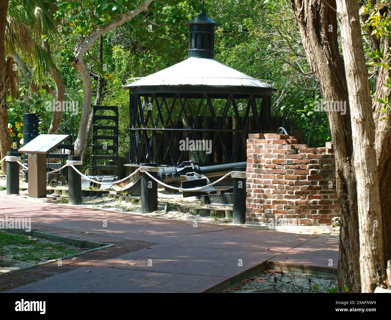 Miami, Floride, États-Unis - 7 avril 2024 : vestiges de l'ancien phare du Bill Baggs Cape Florida State Park. Usage éditorial exclusif. Banque D'Images