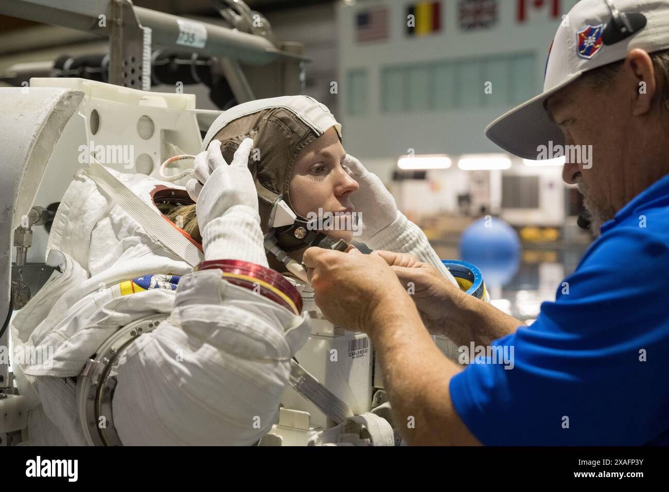 Hawthorne, Californie, États-Unis. 6 novembre 2023. L'astronaute de la NASA Zena Cardman, assistée d'un technicien, s'entraîne pour une sortie dans l'espace au Neutral Buoyancy Laboratory du Johnson Space Center de la NASA à Houston, Texas, pour la mission SpaceX Crew-9 à destination de la Station spatiale internationale. (Crédit image : © Bill Stafford/NASA/ZUMA Press Wire) USAGE ÉDITORIAL SEULEMENT! Non destiné à UN USAGE commercial ! Banque D'Images