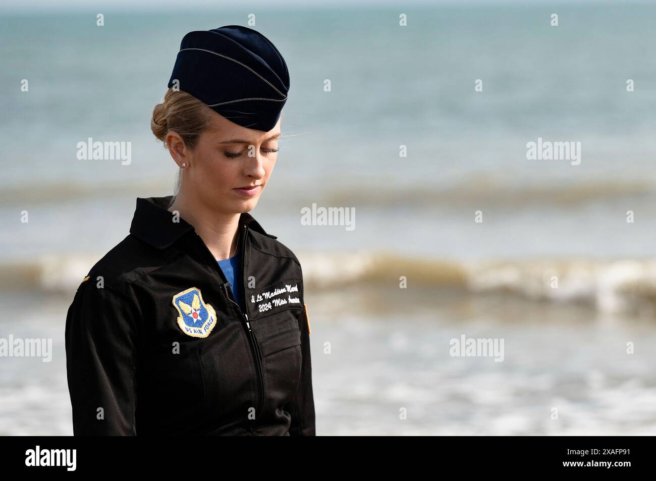 Vierville-sur-mer, France. 03 juin 2024. U. S Air Force 2nd Lt. Madison Marsh, couronnée Miss America 2024, filme une vidéo expliquant l’importance de rendre hommage à l’héritage du jour J sur Omaha Beach, le 3 juin 2024, à Vierville-sur-mer, en Normandie, France. Marsh, diplômée de l'US Air Force Academy âgée de 22 ans, est le premier officier militaire en service actif à détenir la couronne en tant que Miss Amérique. Crédit : Miriam Thurber/U. S Air Force photo/Alamy Live News Banque D'Images