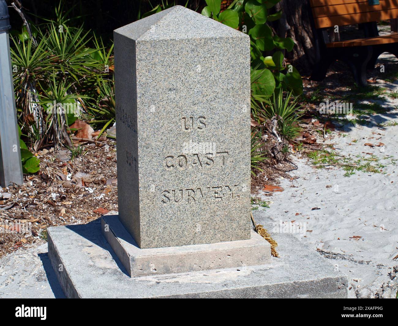 Miami, Floride, États-Unis - 7 avril 2024 : colonne marquant l'enquête côtière américaine de 1856 dans l'île de Key Biscayne. Réservé à un usage éditorial. Banque D'Images